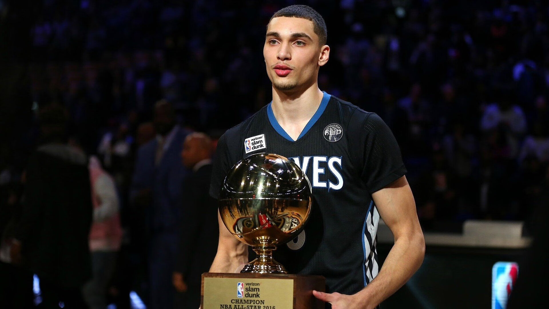 布克绝地反击点燃全场，掘金险胜上海队上演唯一之夜